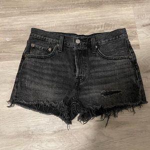 LEVI WOMEN SHORTS. SIZE 27
